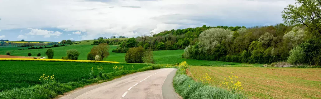 Photo d'une route en pleine campagne