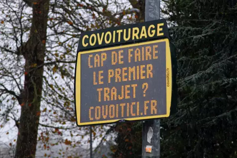 Photo d'un panneau lumineux de covoiturage Covoit'ici, affichant "Cap de faire le premier Trajet ?"