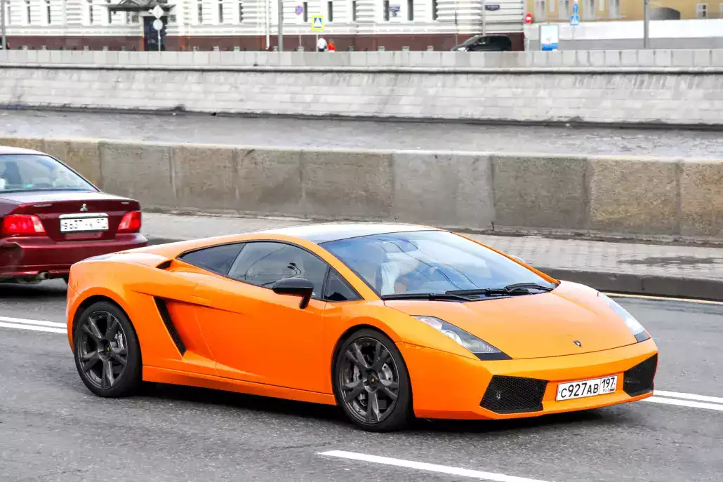 Photo d'une voiture orange de la marque Lamborghini