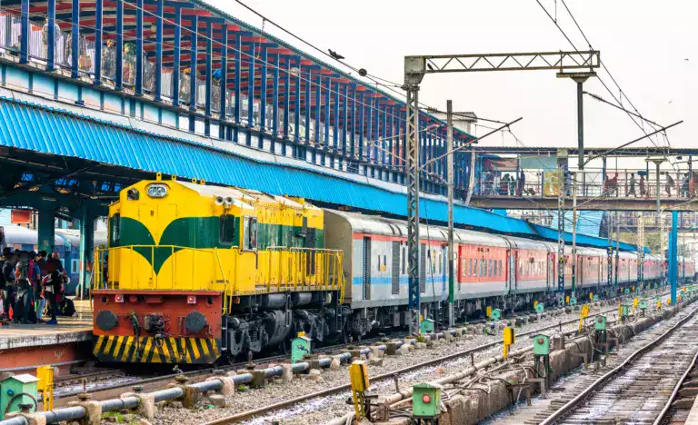 Photo d'un train jaune en inde