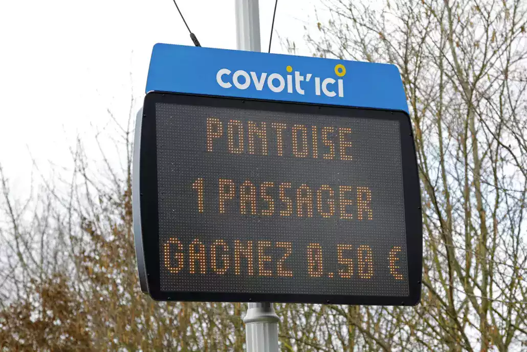 Photo affichage lumineux covoit'ici affichant " Pontoise 1 passager, gagner 0,50€"