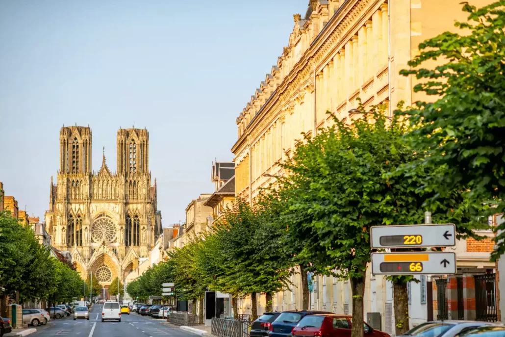 Photo de l'avenue de Rouen avec sa cathédrale