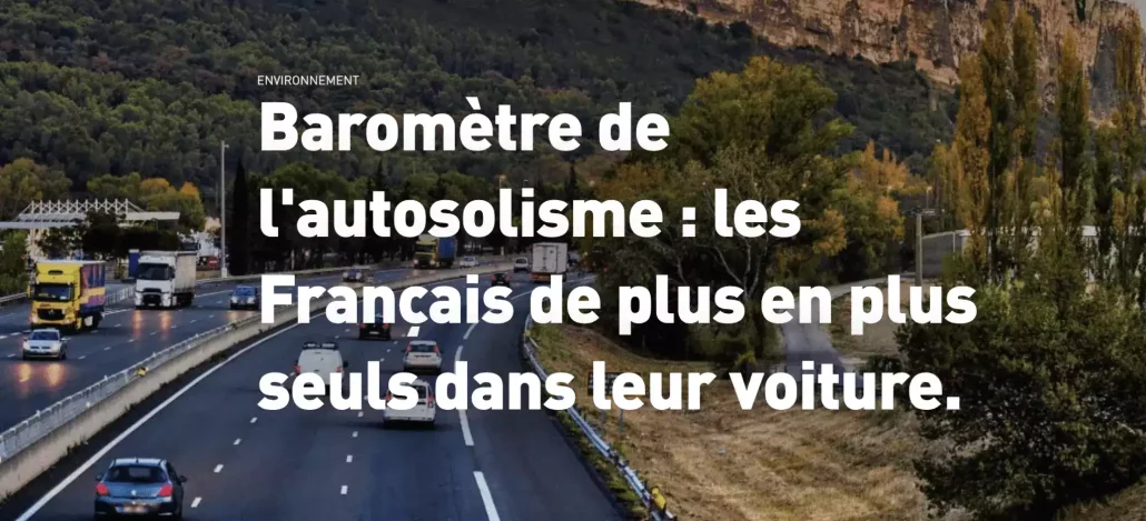 Photo d'une autoroute avec le texte noté "Baromètre de l'autosolisme : les Français de plus en plus seuls dans leur voiture"